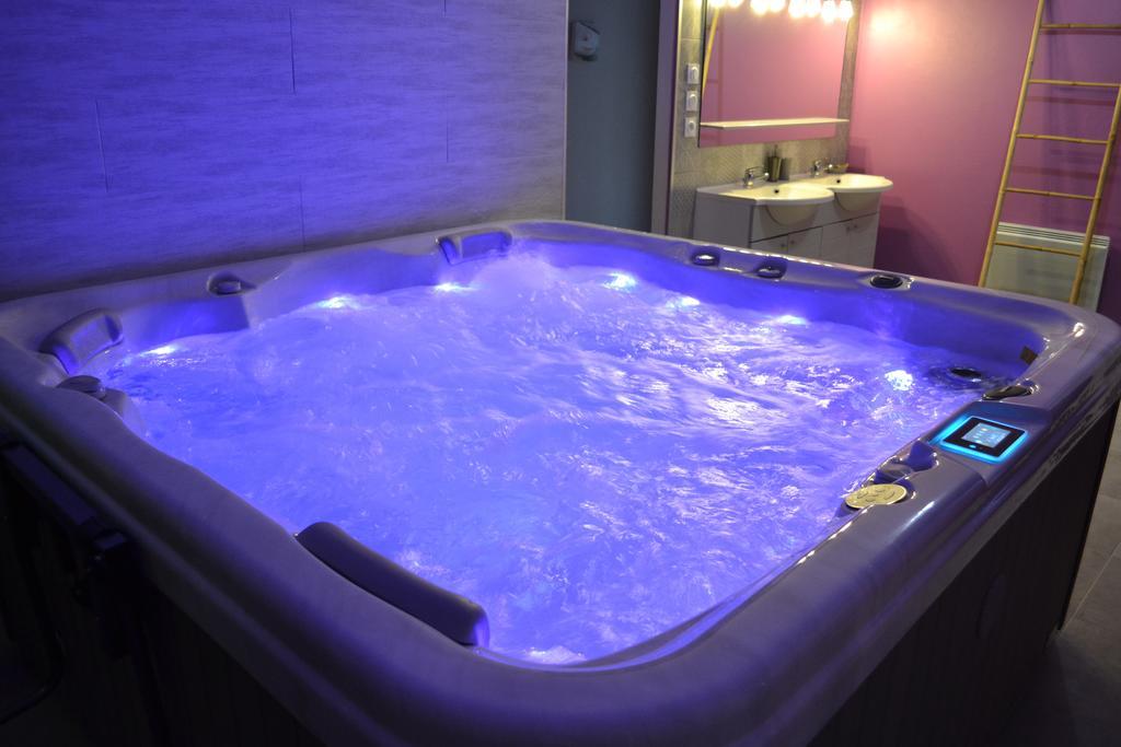 Au Coeur Du Bien-Etre, Gite Avec Piscine Chauffee Et Couverte, Spa, Sauna, Massages Monteaux Exteriér fotografie
